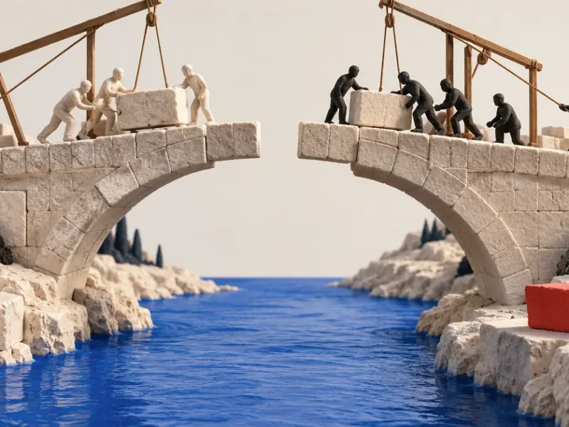Figuras claras y oscuras trabajan en dos extremos de un puente de piedra incompleto sobre un canal azul.